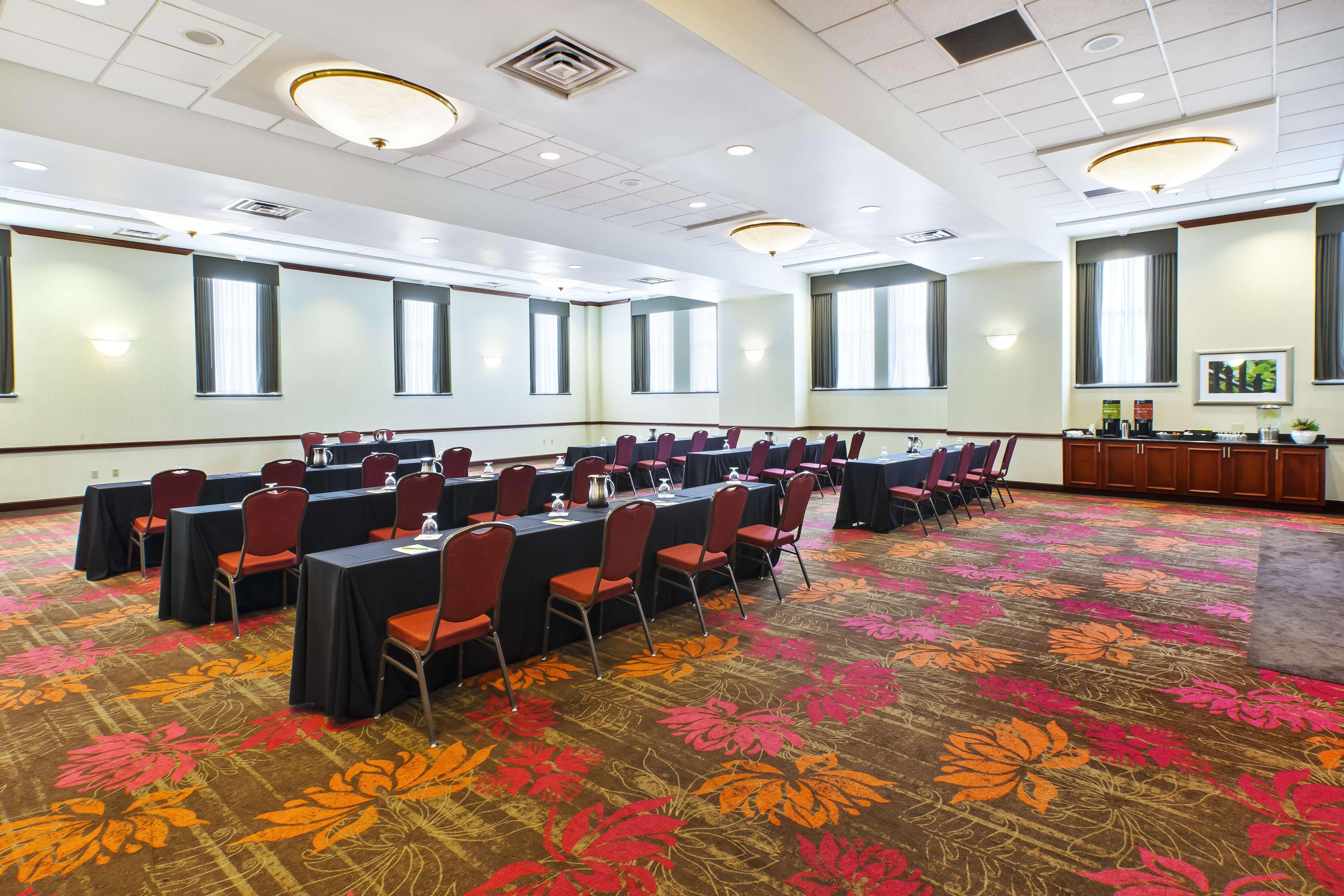 Hilton Garden Inn Cleveland Downtown Exterior photo