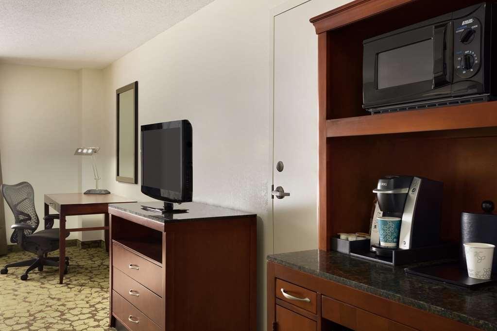 Hilton Garden Inn Cleveland Downtown Room photo